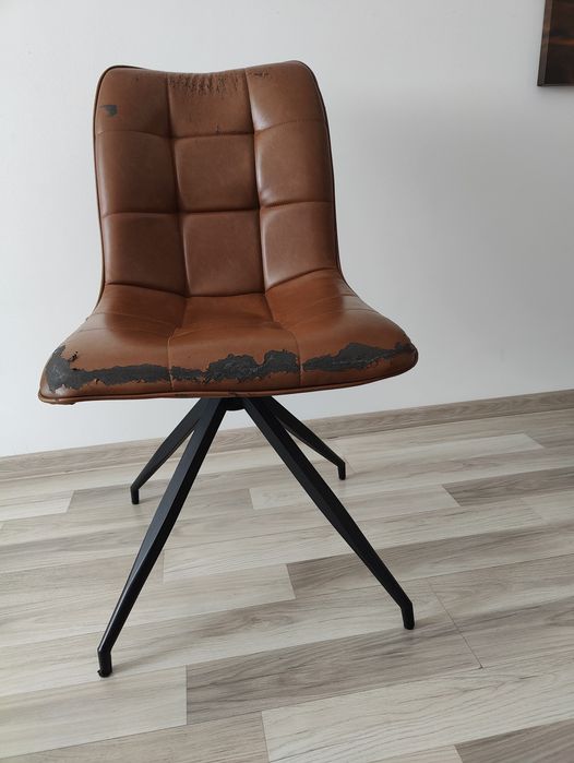 3 scaune cu tapiterie imitatie piele, cu defect al tapiteriei