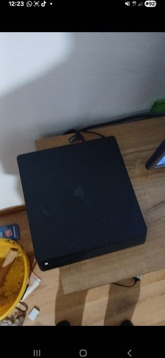 Vând Ps4 Slim 1TB +manete si jocuri