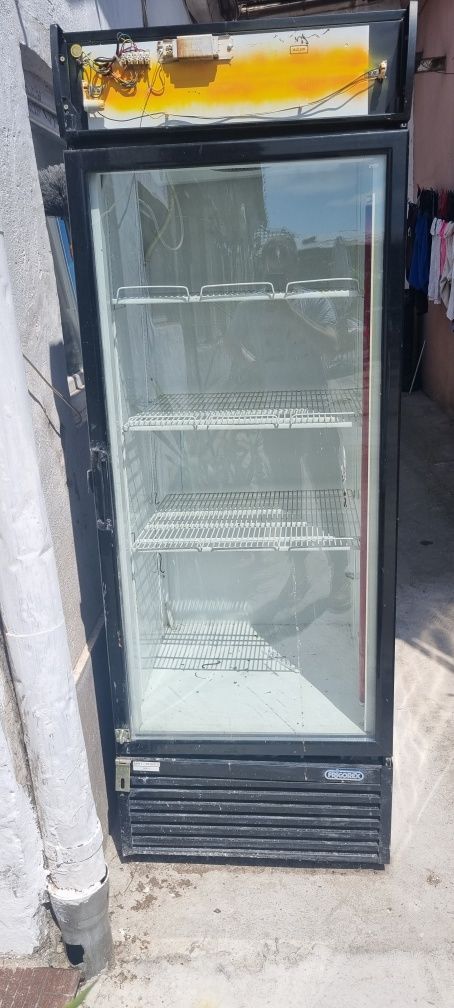 Vand ladă  frigorifică  pentru  magazin, in stare buna  de  funcționar