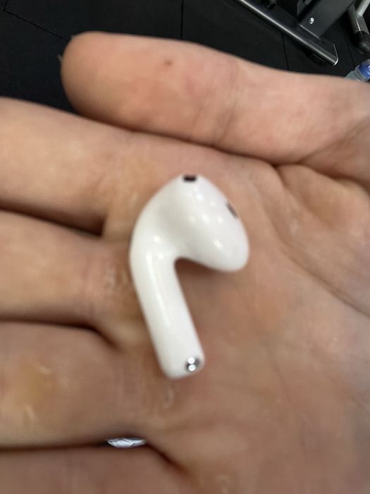 правый наушник airpods 4 ANC