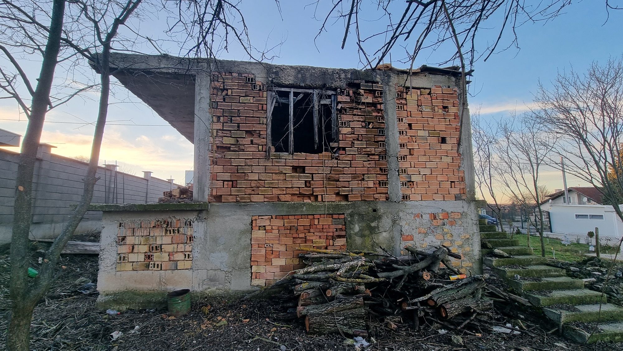Продавам парцел с постройка в с.Яребична