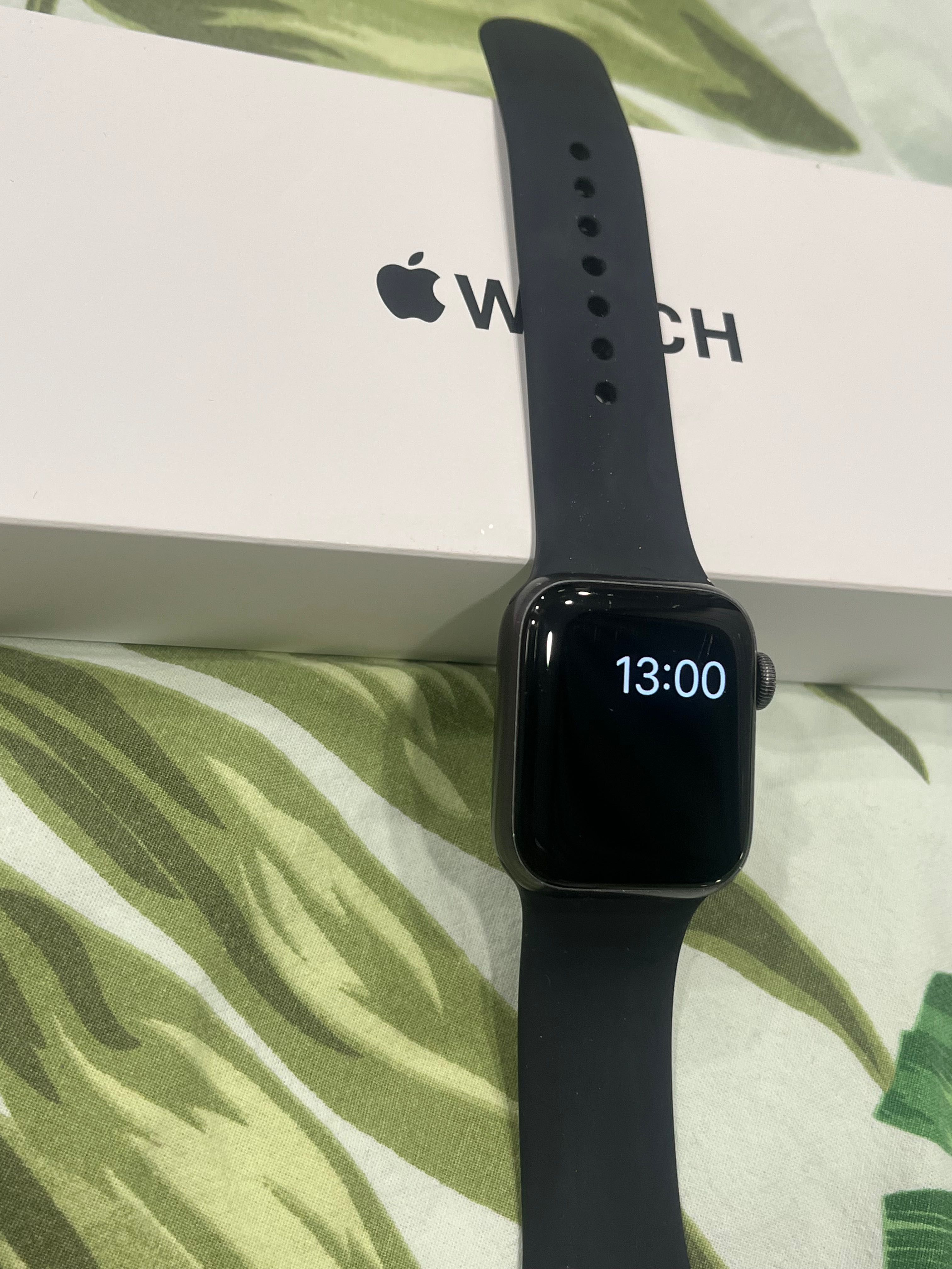 Часовник - Apple watch SE