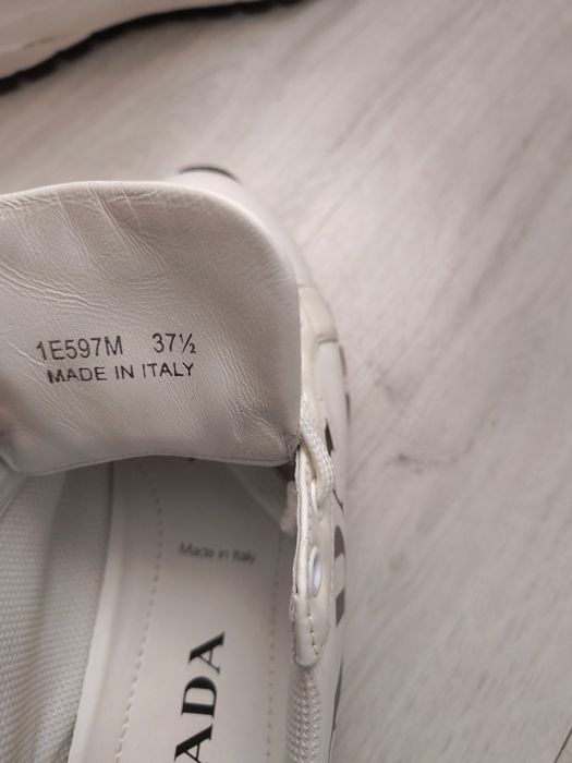 Vând adidași Prada