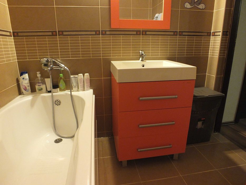 Inchiriez ap. 2 camere in Floresti,  cu parcare proprie inclusa