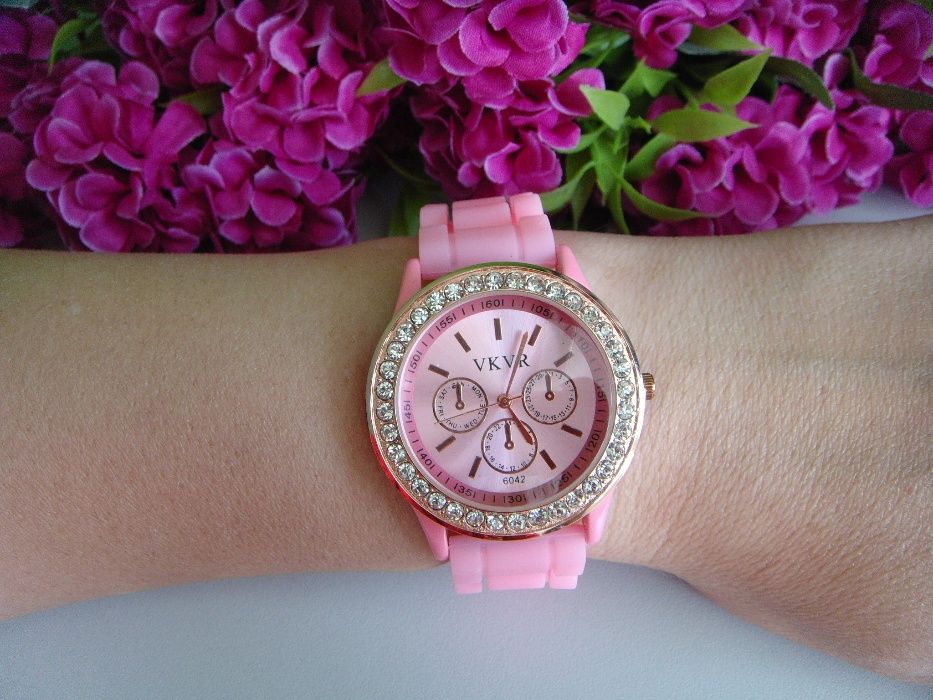 Намалени от 27лв-ХИТ Дамски ръчен часовник, с брокат