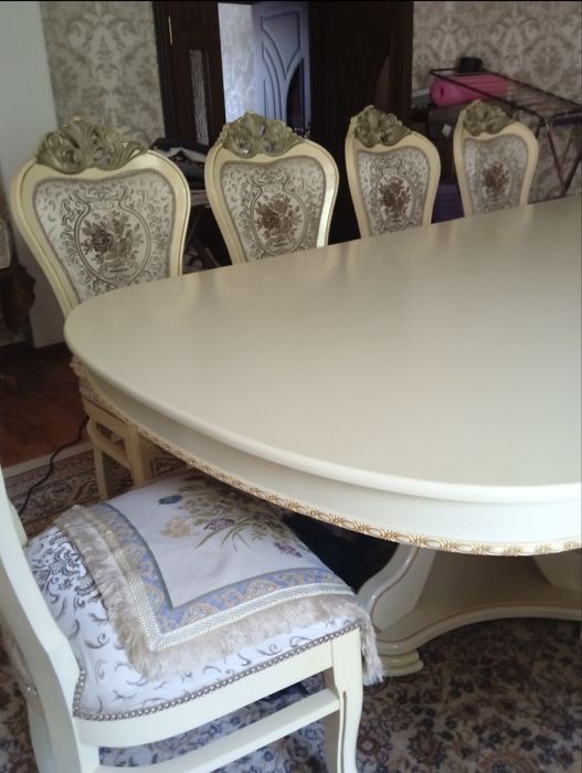 Продаю стол и стулья