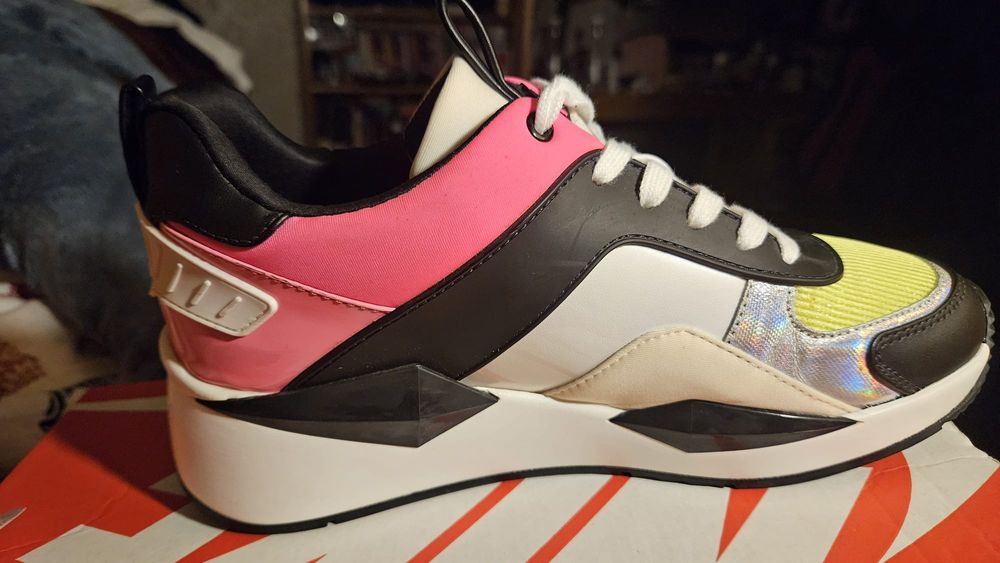 Adidași guess purtați doar o data