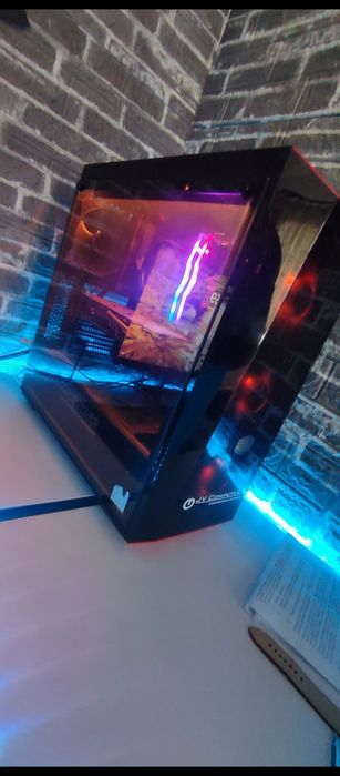 Геймърски компютър с всички аксесоари