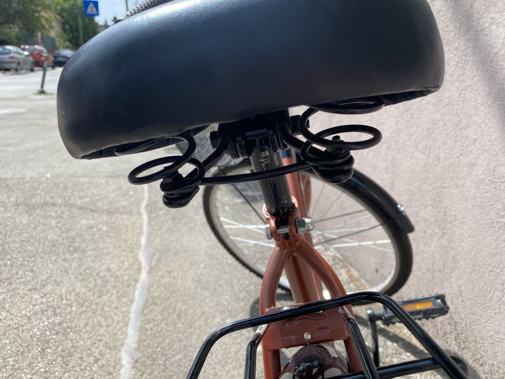 Bicicleta de oras cu cosulet si portbagaj, aproape noua