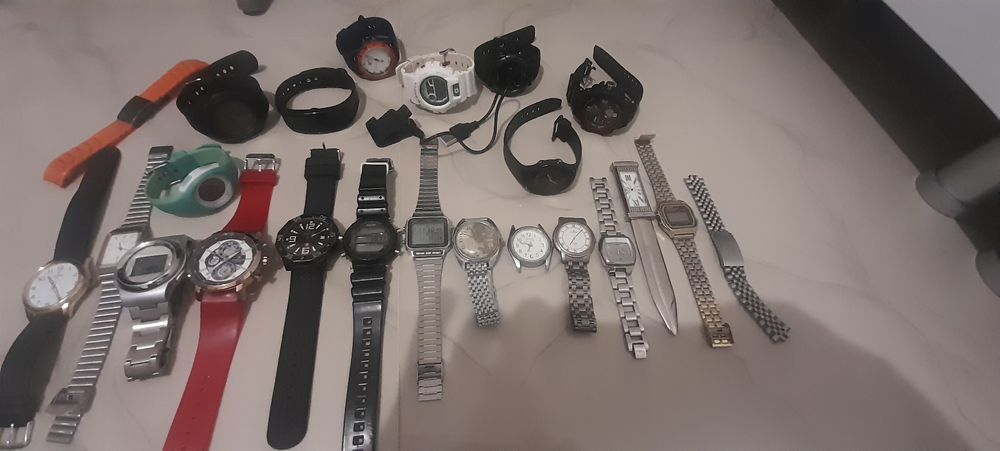 Vand toate ceasurile la un pret bun