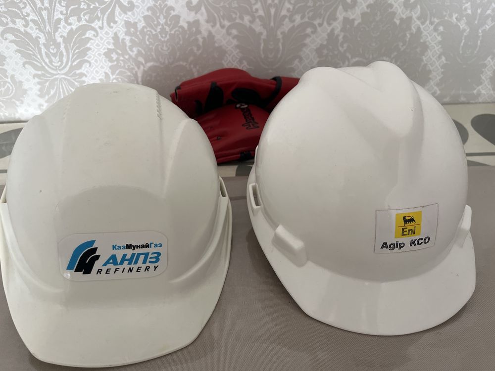 Продается спецодежда зимняя. Каски