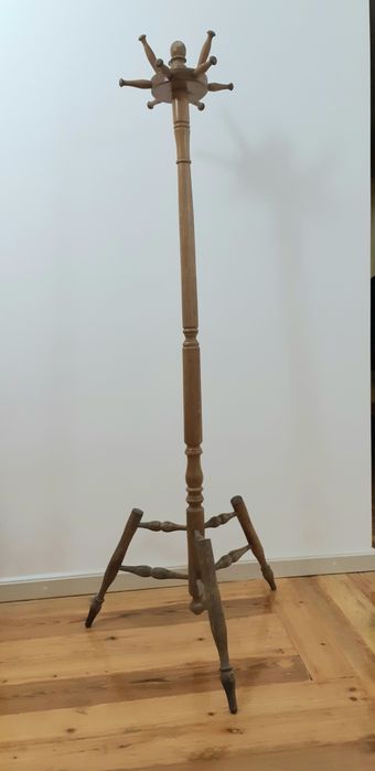 Вешалка напольная деревянная