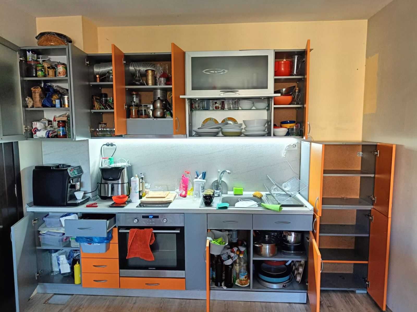 Страхотна кухня с ширина долу 2,50м и горе 3,70 м.