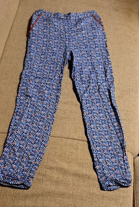 • Vând lot 5 pantaloni, mărimea 134, vârstă 7-8 ani •