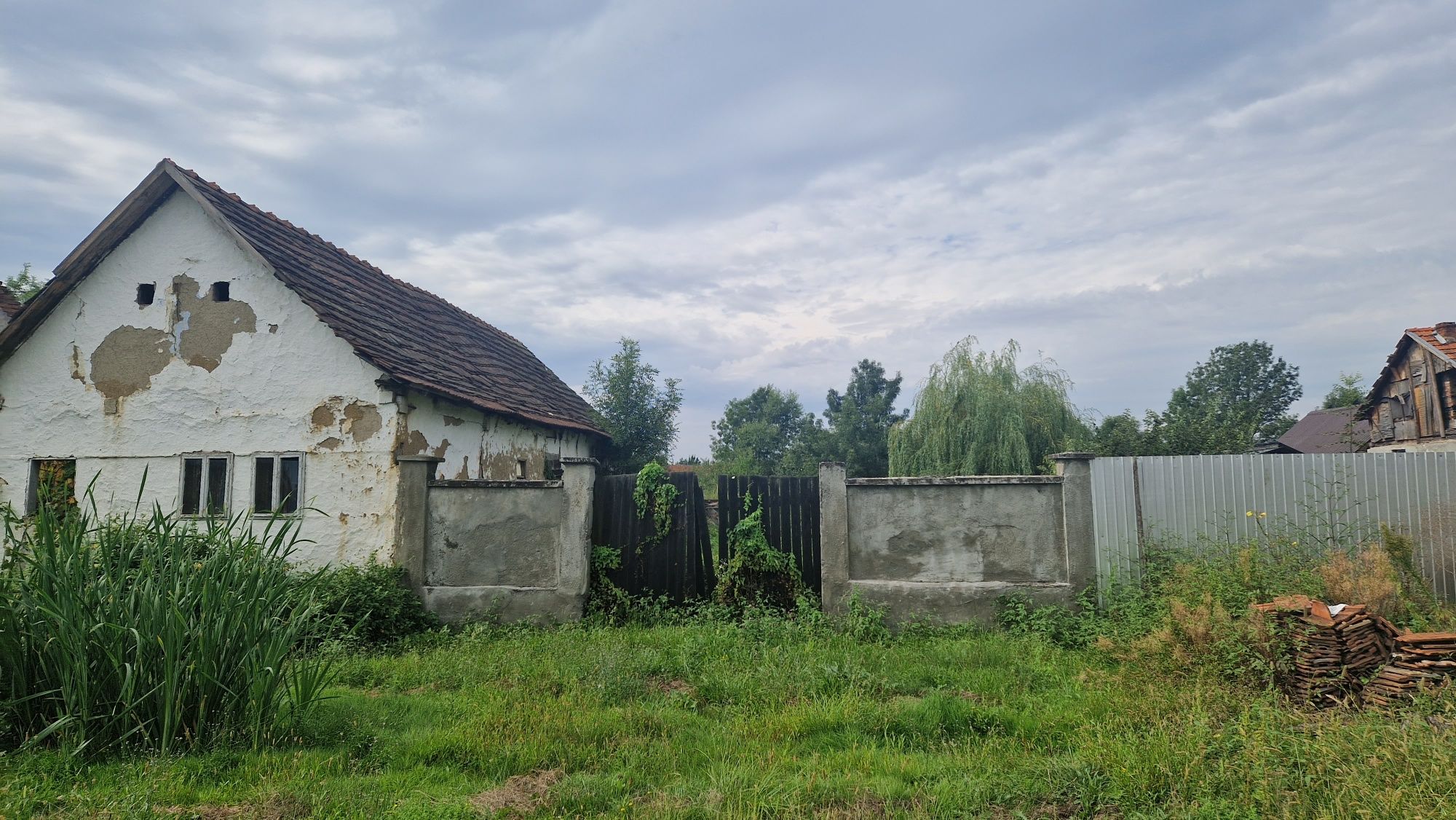 Casa de caramida  plus loc de casa in Sat Voivodeni comuna Barsa jude