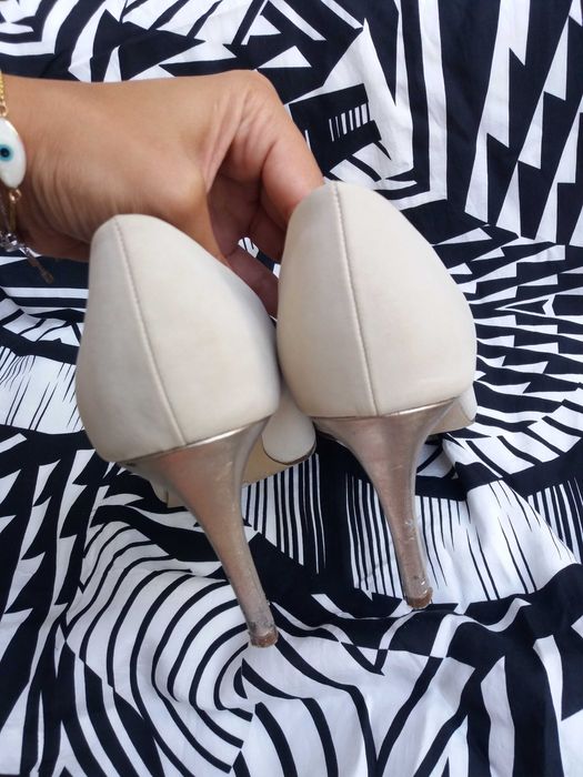 Бежови обувки със златист ток