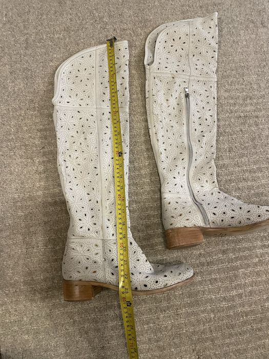 Cizme de vara din piele perforata.