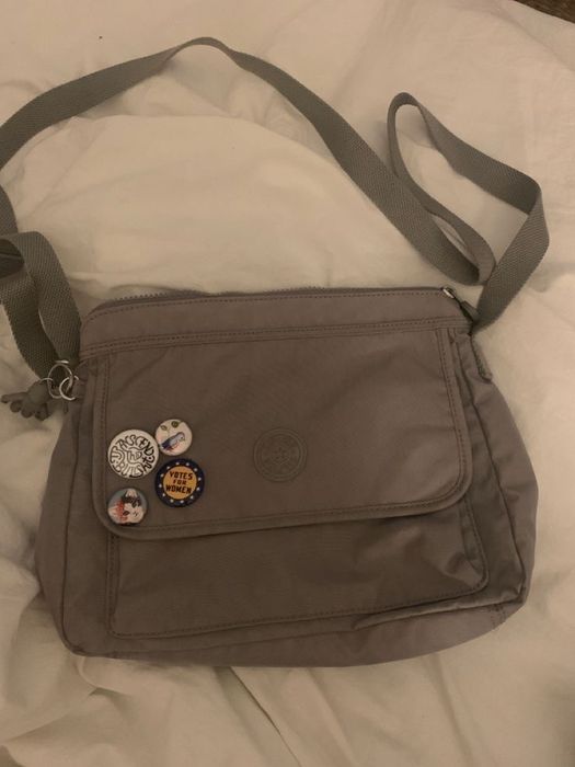 Сумка, значки в подарок,поносила 3 раза,заказывала месяц назад