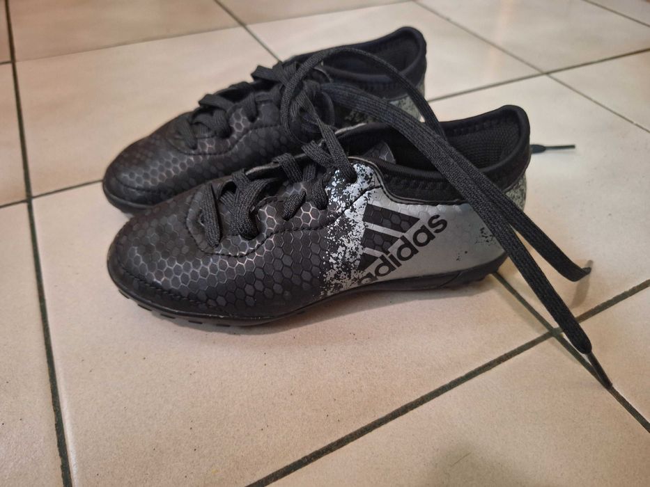 Продавам детски бутонки адидас 29 номер