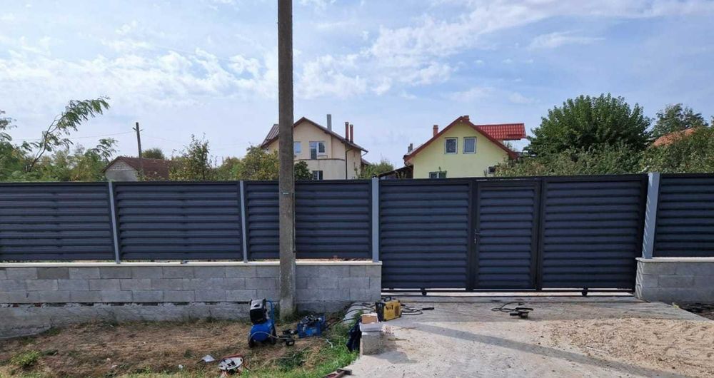 Garduri din sipca metalica, panouri stil jaluzele, tabla cutata, plasa