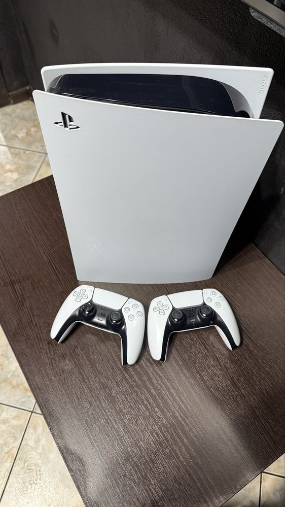 Продам PS5 - 2 шт и PS-4- 1 шт