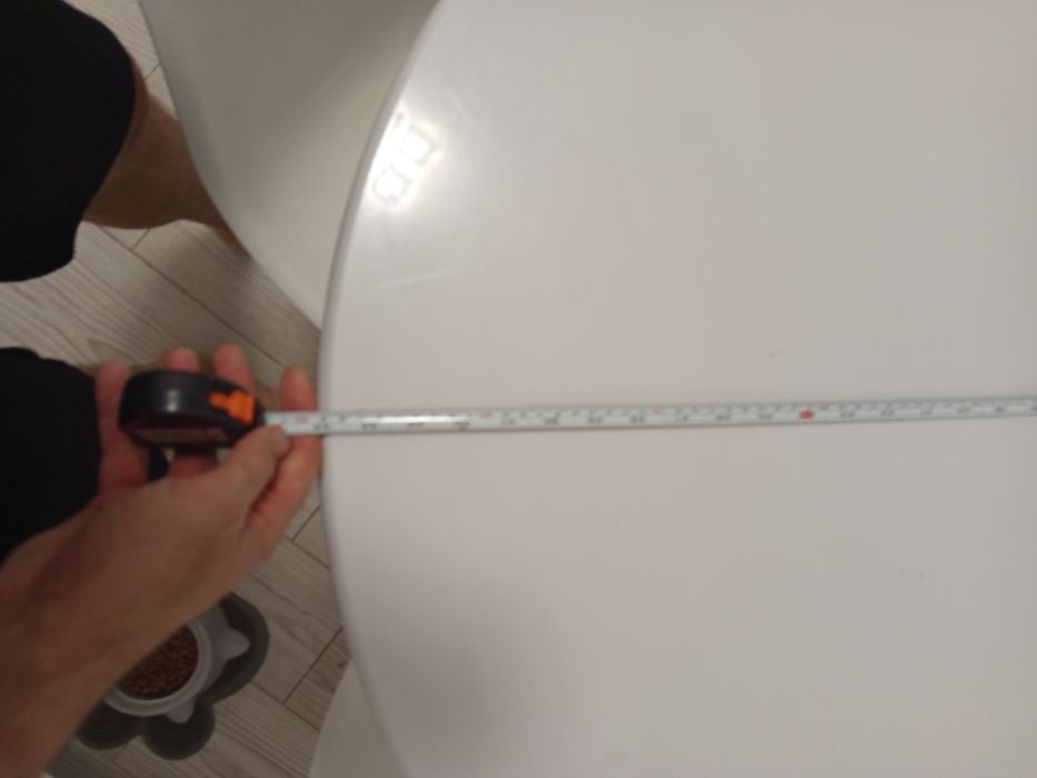 Masă rotundă alba de bucătărie și 4 scaune albe stare buna