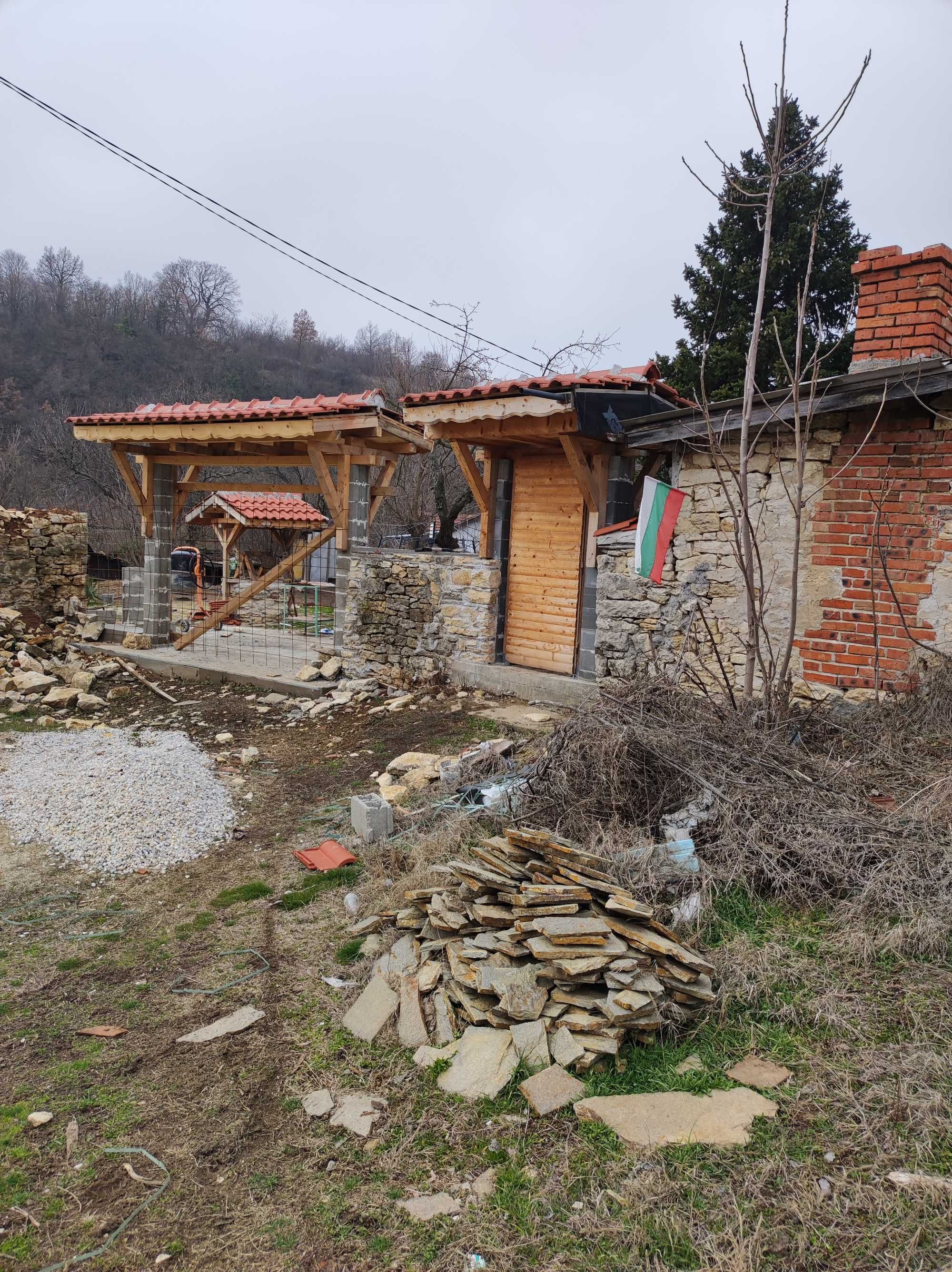 Къща с двор в село Златна Ливада