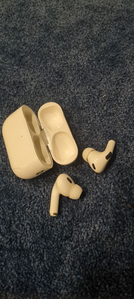 Airpods Pro със зарядно за айфон