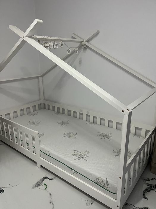 Mobila camera tineret cu pat tip casuta