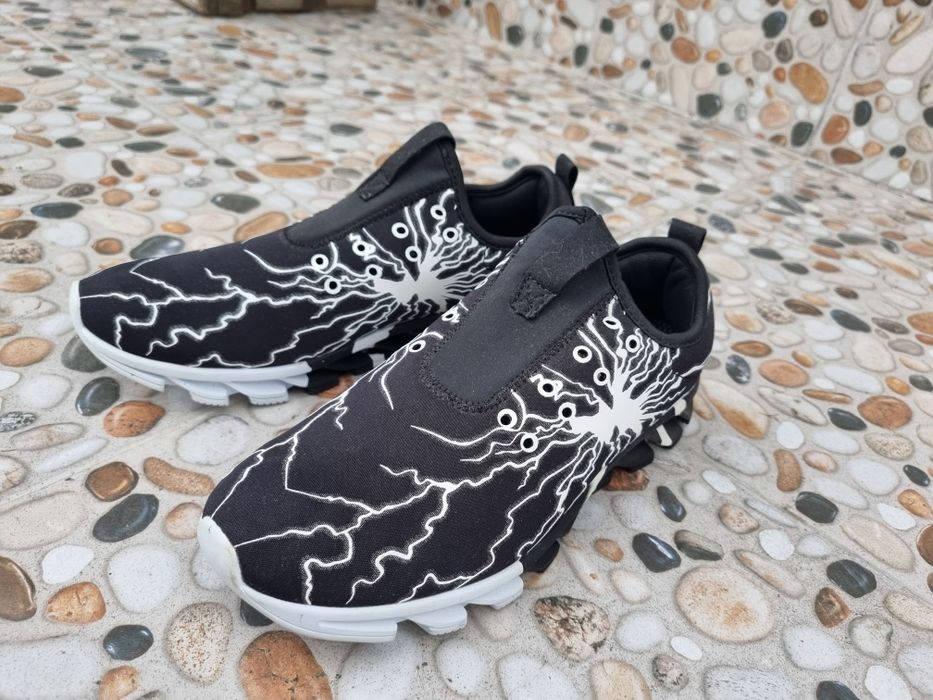 Vând adidași nepurtați.