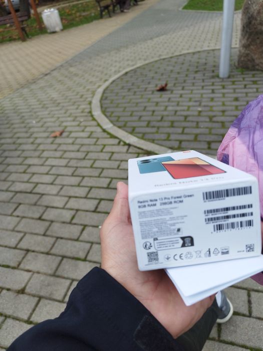 Продавам чисто нов телефон Редми13про