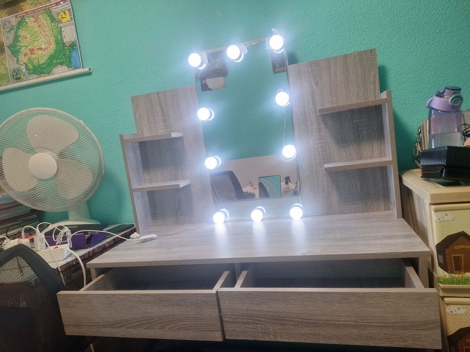 Masă make-up cu oglindă mare si lumini LED