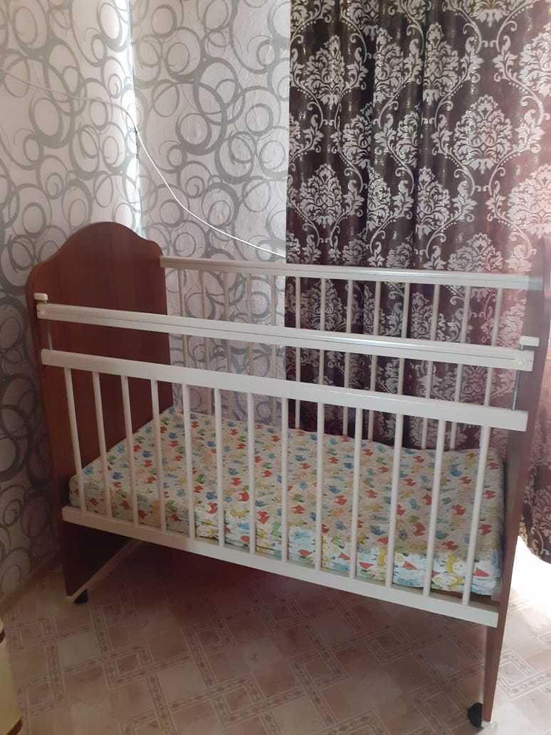 Продам детскую кровать с матрасом б/у, цена 20000