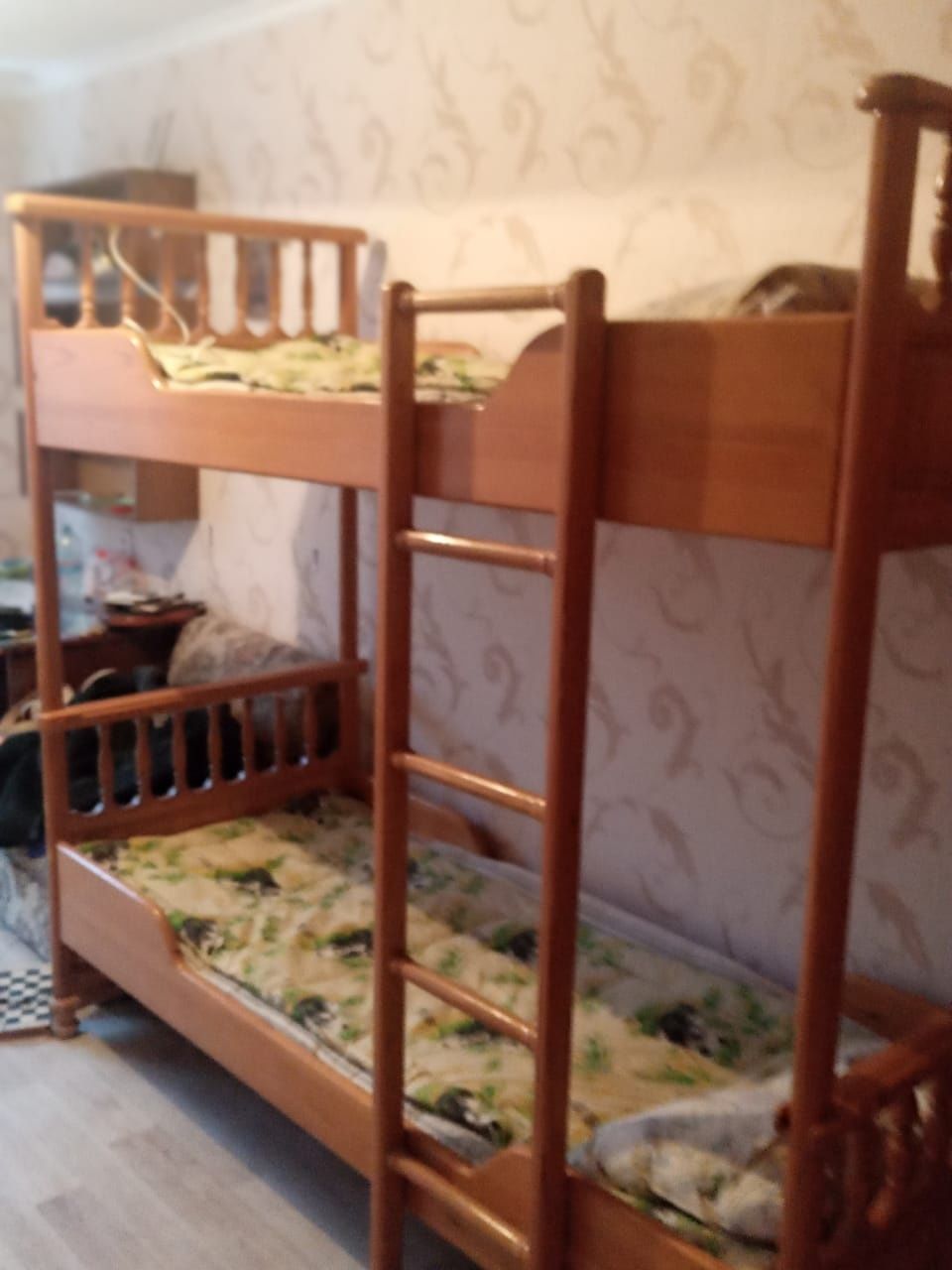 Продам двухярусную кровать из массива дерева