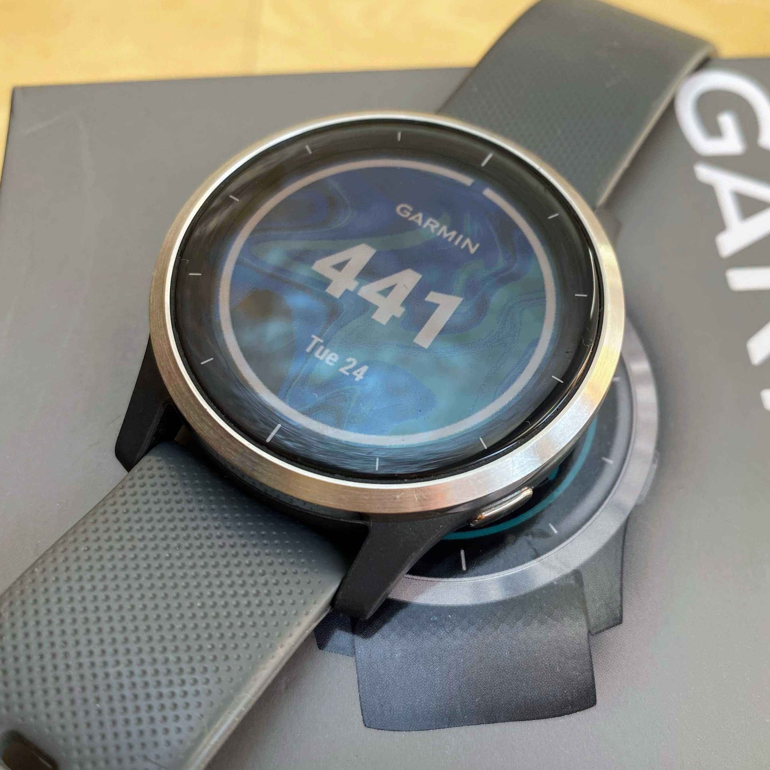 Cмарт часовник за фитнес Garmin Vivoactive 4 в отлично състояние
