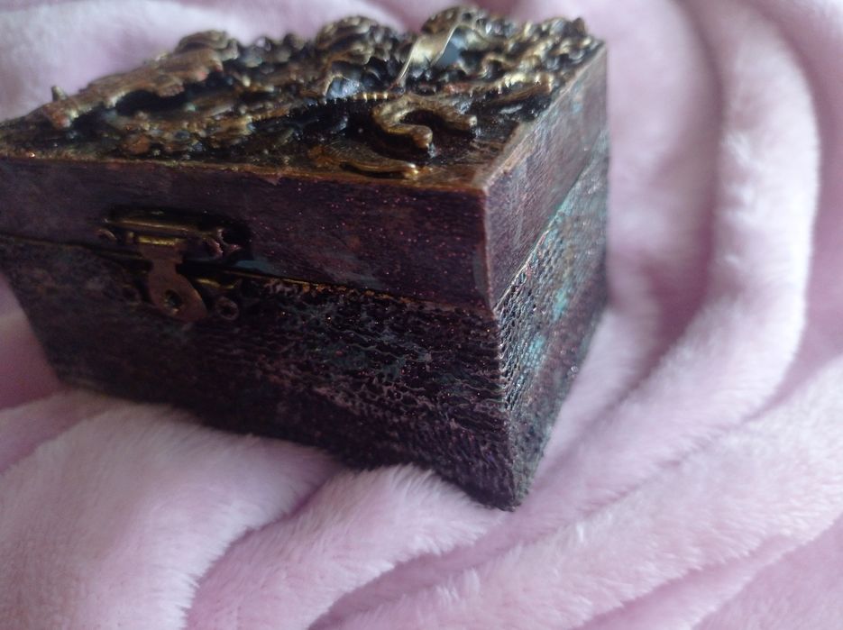 Кутийка за бижута, ръчно изработена, дървена с размери 10см*5**6см