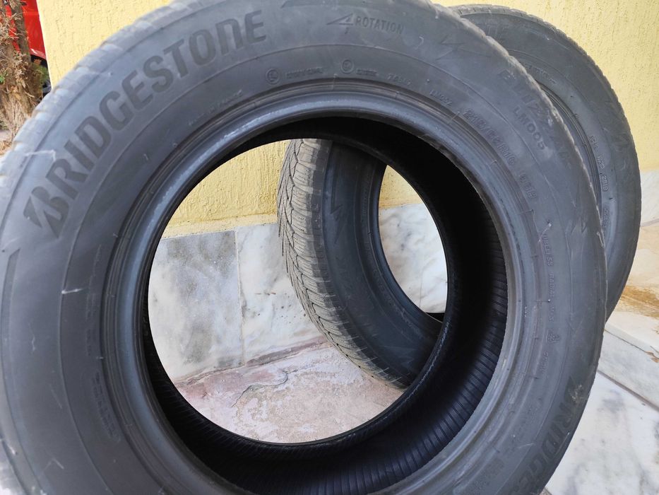 Продавам 2 зимни гуми Бриджстоун 215/65/16 ДОТ 2519, едната е лепена