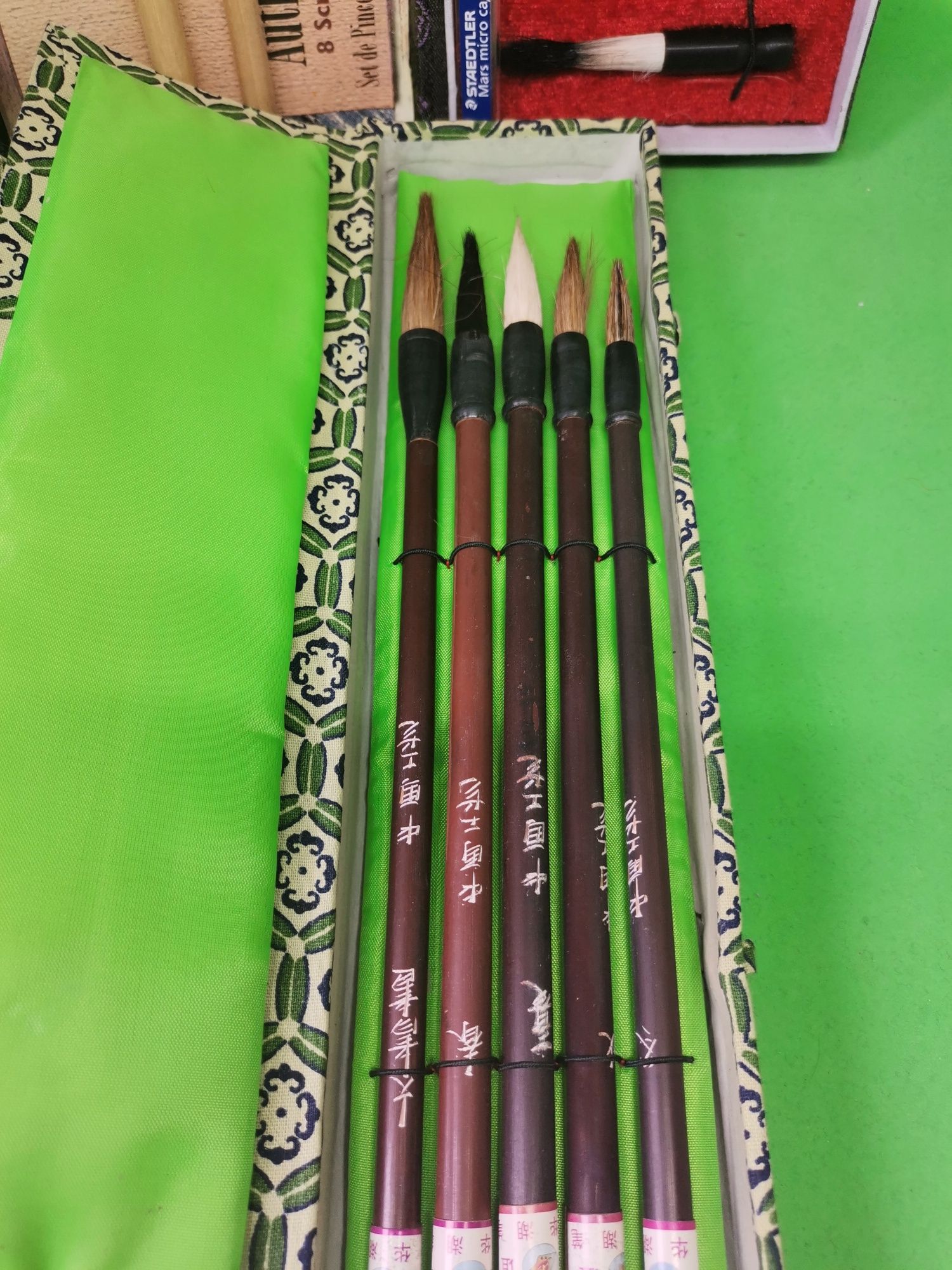 Seturi de pensule originale. Autentice și destul de rare.