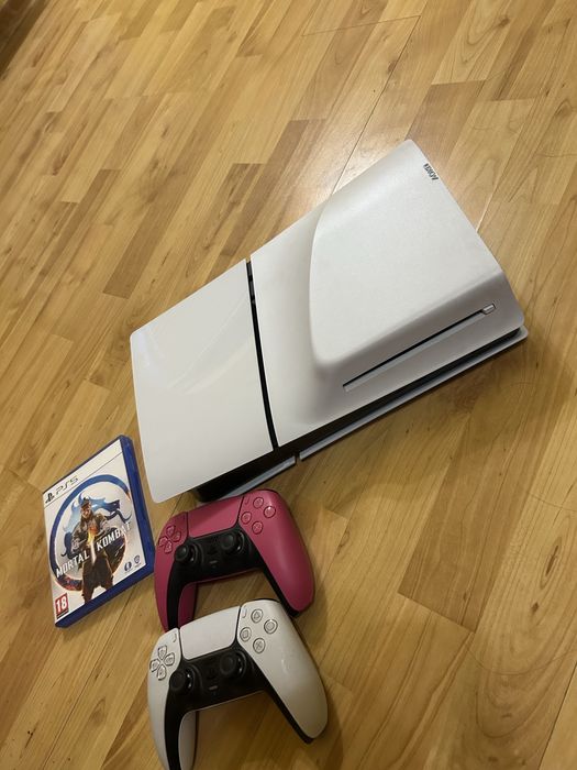 Playstation 5 с Mortal Kombat, 2 джойстика, розов контролер