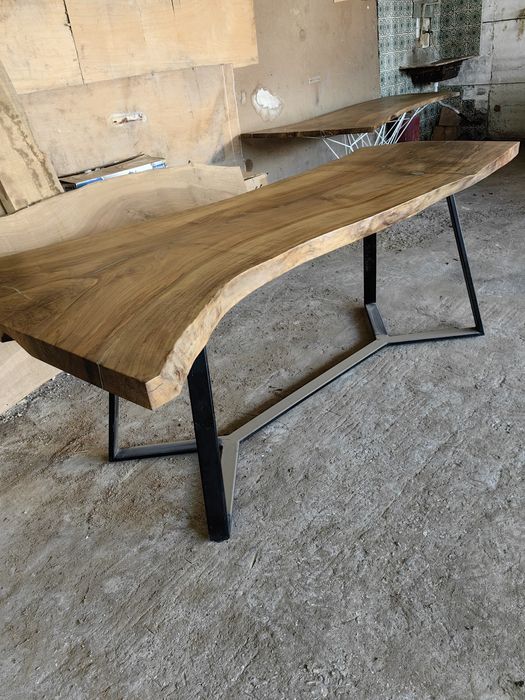 Маси от масивно орехово дърво