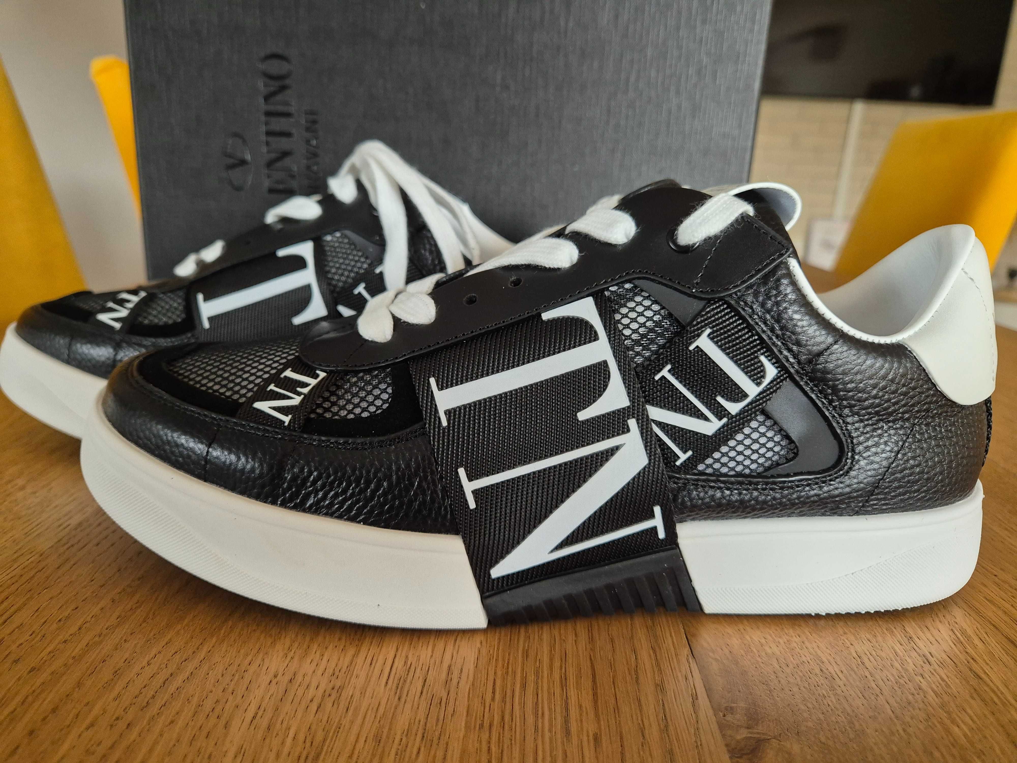 Мъжки обувки Valentino