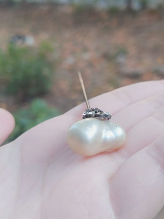 Agrafa de palarie/par decorativa cu o perla si pietre albe