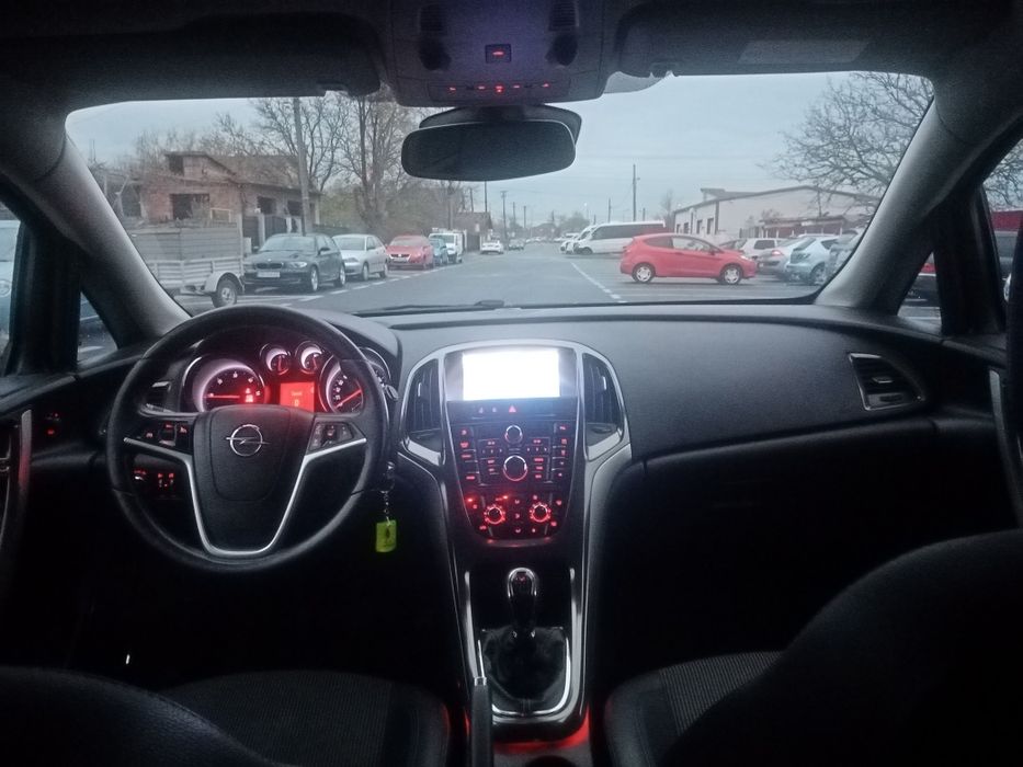 Vând Opel Astra j