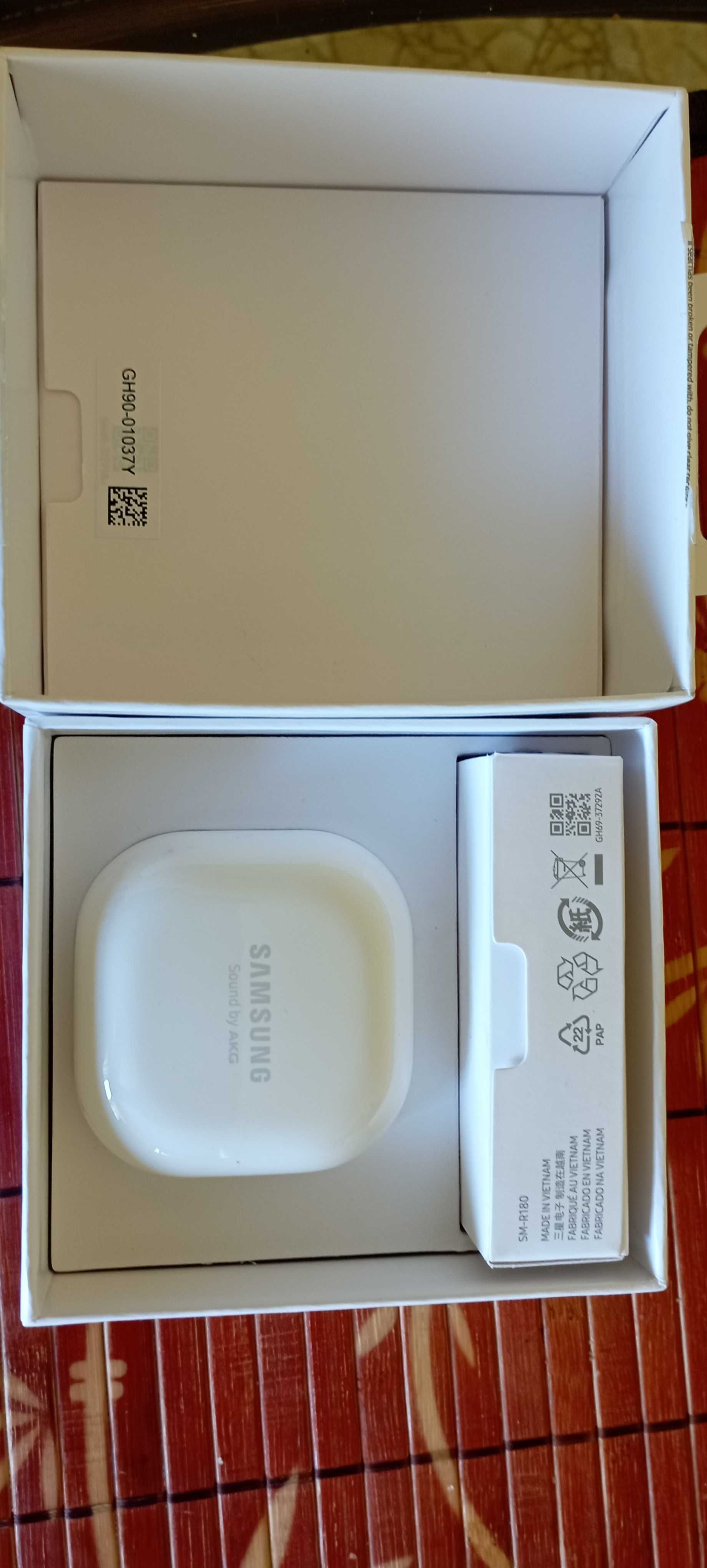 Безжични слушалки Samsung Galaxy Buds Live (sm-r180) mystic white.