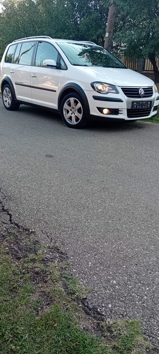 Vând Volkswagen Touran Cross (+Carte service)