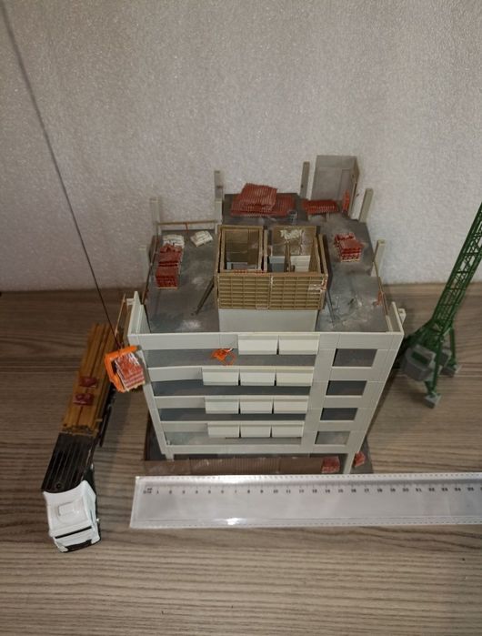 Diorama clădire în construcție kibri 8537 scara H0

Setul include clăd