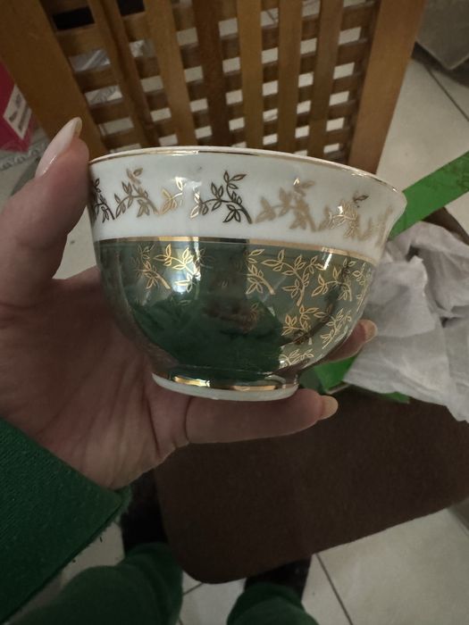 Посуда вазы шторы ковры мебель холодильники стаканы, кровати, конционе