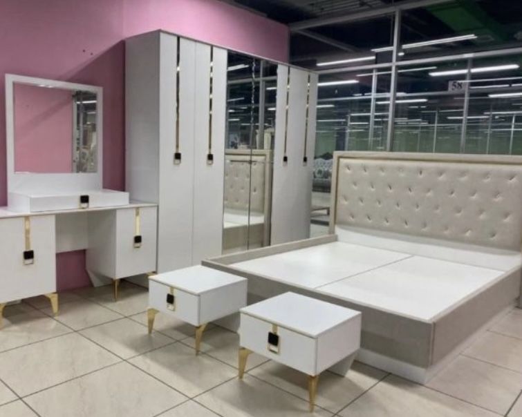 Кровать с тумбами (можно еще комод с зеркалом вместе)