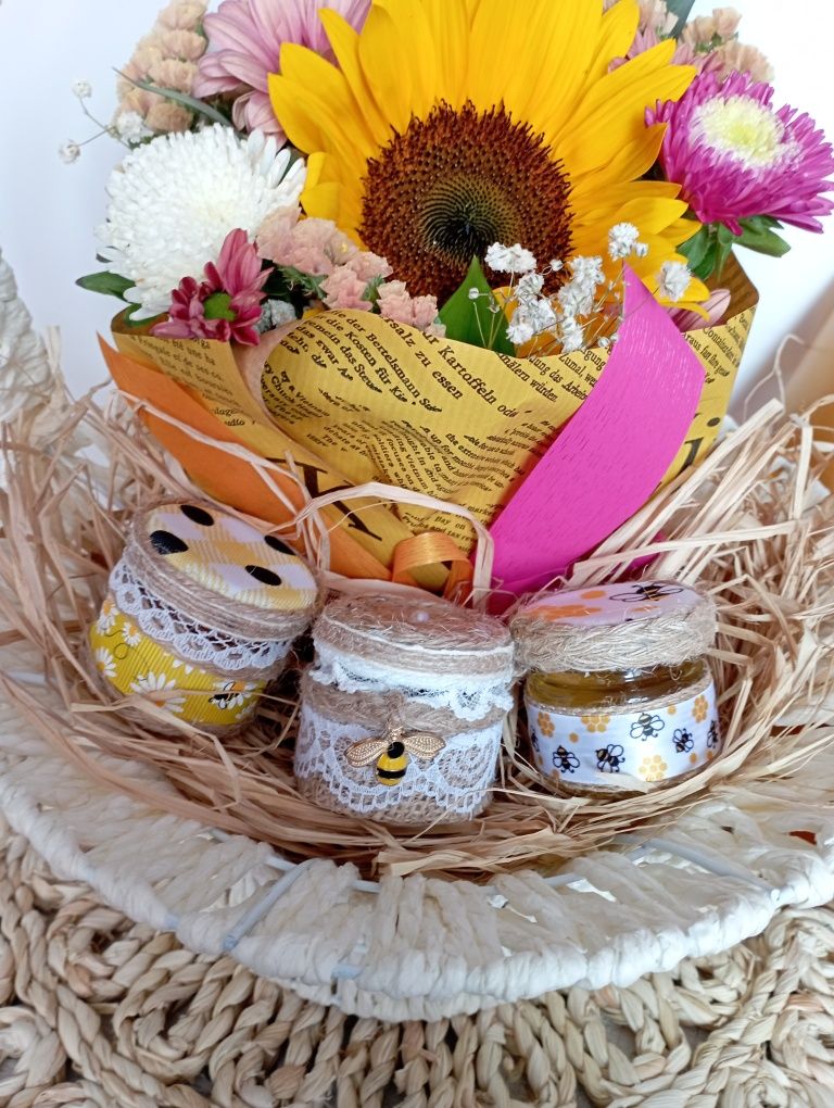 Бурканчета с мед. Ръчна изработка.