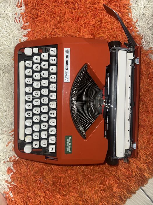 Masina de scris vintage Hermes Baby anii ‘70 functionala